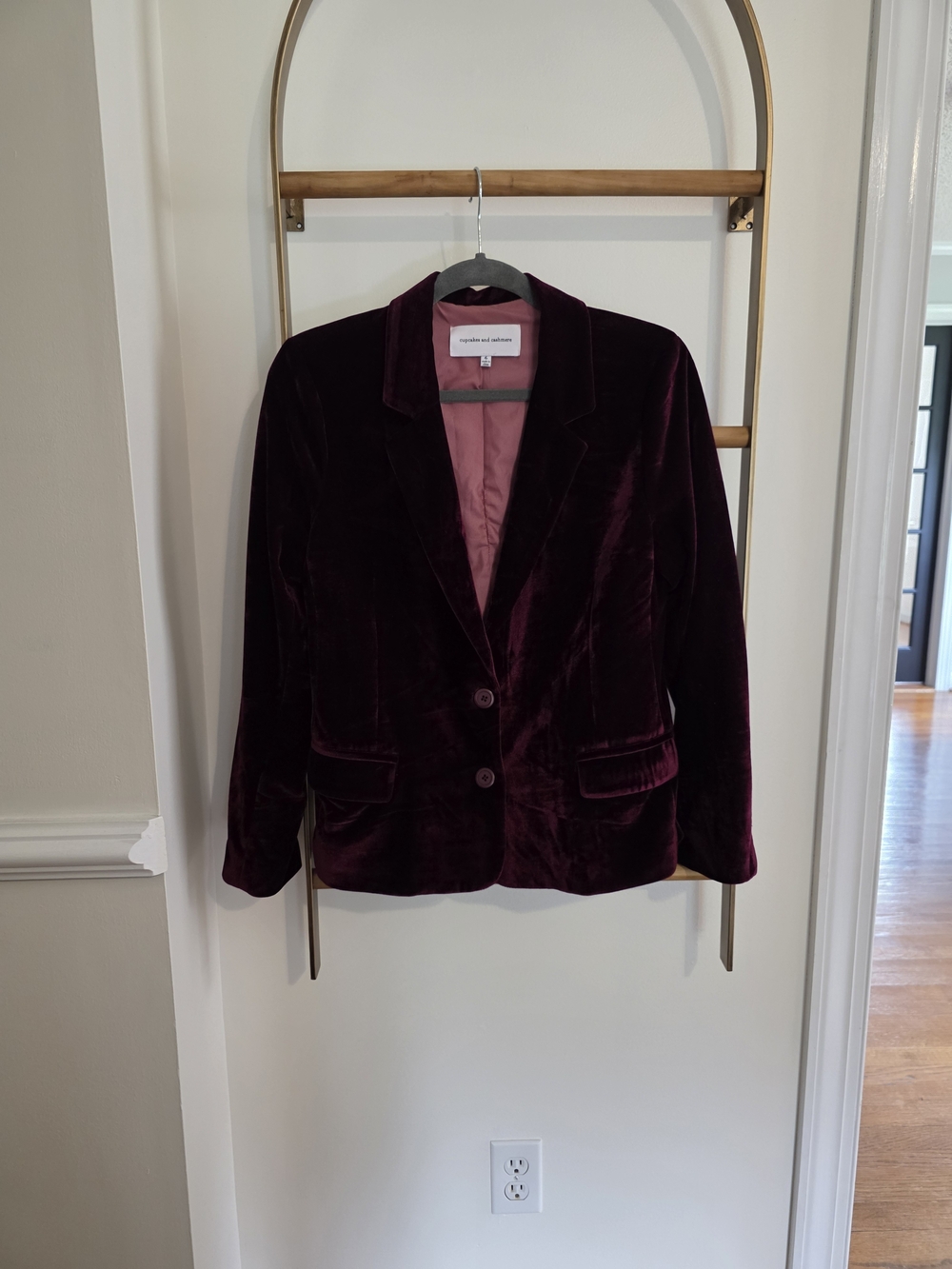 cupcakes & cashmere Velvet Blazer in Deep Wine